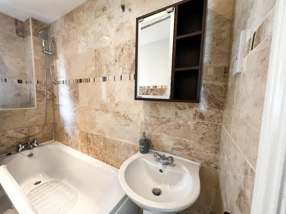 4 Bedroom House For Contractors,Family,Free Parking,Study,Internet In Ipswich Exterior photo